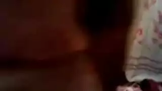 تغويه بعرضها المثير، مما يجعل قضيبه يتوق لدخول فتحتها الرطبة