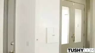 الصديقة المدللة تستخدم كسيها الوردي للحصول على ركوبة من السائق