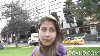 رجل مستثار يدفع مقابل جنس فموي لاتيني وجماع بين الثديين