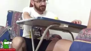 نياكة عميقة على الكرسي: قبضة مهبلية وأنات عالية