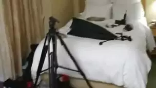 ممثلة محترفة تأخذ قضيباً خشناً لتصوير إباحي