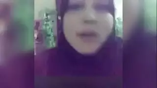 عاهرة محجبة تكشف كسها لجماع خشن في غرفة النوم