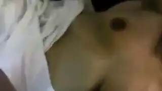 مهرجان نيك القريبات: دفقات عميقة ولعب بالحلمات في غرفة نومها