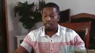 قريب منحرف يأخذها بقوة على طاولة المطبخ