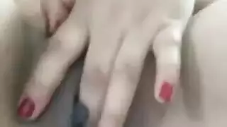 استمناء فردي: نجمة مثيرة تصل للنشوة بنفسها