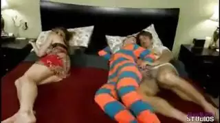 فتاة صغيرة نحيفة في فيلم إباحي xxx مع أبيها في سرير الوالدين