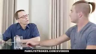 شاب مثار يدكّ كسي و طيزي بوضعيات إباحية متعددة