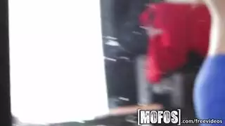 تكتشف أن شقيقها لديه ديك سميك وطويل