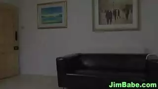 امرأة ناضجة ساخنة تفجر جينزها على تلك المؤخرة السمينة