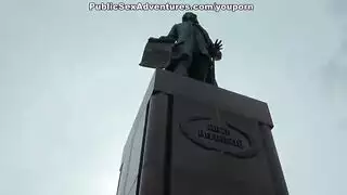 تريد أن تبهره بمهاراتها الخبيرة في المص