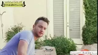 الزوجة الثرية تستمتع بعملية جماع جماعي مع شباب المسبح