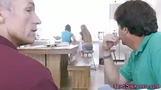 المراهق الجنسي يُستخدم من قبل فتى أكبر سناً