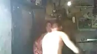 فتاه تأخذ صديقتها الخجوله الي المدرب الاسود مترجم