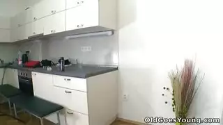 سكس ثلاثي ساخن: شاب وسيدة ناضجة وفتاة مراهقة مثيرة