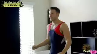 أخ متحمس يتناوب على مشجعات في مشهد إباحي