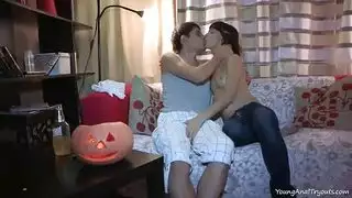 الجماع على الأريكة: سارة تأخذ قضيبه بعمق