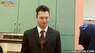 بنت تجرب القذف الأنثوي