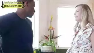 جنس بين الأعراق: زوجة تشعر بالملل وسباك مجهز بقضيب ضخم