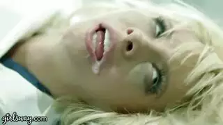 تقبيل عميق يتحول إلى جنس فموي عنيف
