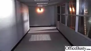 مص قضيب مكثف: انحناءة صدر كبيرة وفم مستعد لقضيب خجول