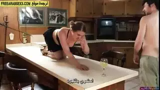 مفاجأة بالملابس الداخلية: جلسة جنس قاسية في المطبخ