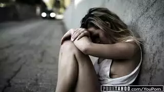 ممثلة إباحية تمص وتركب قضيباً صلباً ضخماً