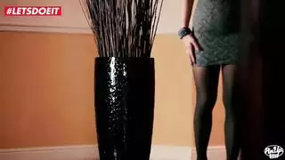 المرأة الأنيقة متصدعة ومع كس صغير