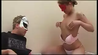 متلصص المطبخ: يستمني على كرة جنسية منفوخة ضخمة