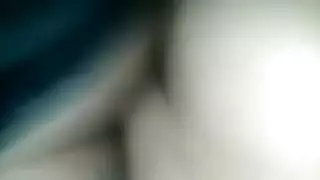عاهرة عربية جامحة تئن بصوت عالٍ على قضيب أمريكي أسلوب بورنهب