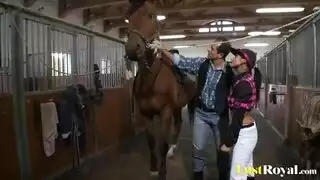 نيك حقل المزرعة ثم أخذها لمزيد من القضيب