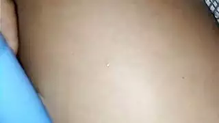 تلعق قضيبه ثم تمارس الجنس مع عاهرة مدللة تقذف على وجهها