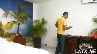 تمتلئ فاتنة اللاتينية بعصا اللحوم الكبيرة ، في مطبخ مطعم كبير