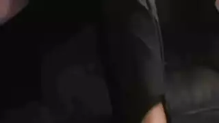 ماسك عليها