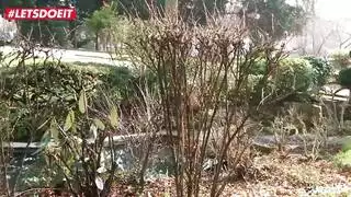 ثلاثي إباحي مع فتاة حارّة وجسم مثالي