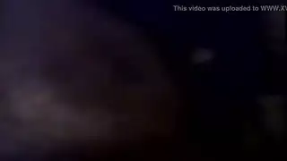 فتاة عربية منحنية تأخذ قضيب زوجها في فيلم إبحي منزلي صريح