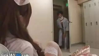 ممرضة يابانية مفلس مع مجموعة مذهلة من الثدي الطبيعي تسقط حمولة لطيفة