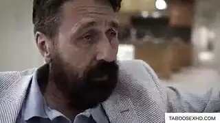 العم النياك يضاجع ابنة أخوه الشقراء البريئة في سكس محارم ساخن جداً