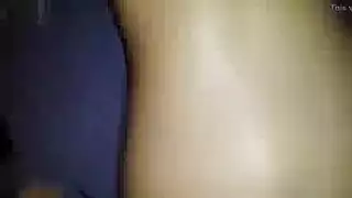 العاهرة المتأوهة تأخذ قضيبًا سميكًا في مهبلها الضيق