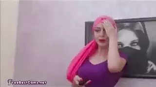 عاهرة عربية على الكاميرا تعرض فرجها الشهي في عرض إباحي ساخن