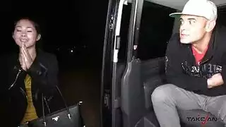 آسيوية تأخذ قضيبًا في المقعد الخلفي وتُملأ بالقذف