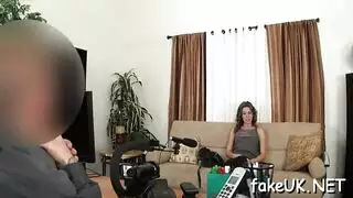 عامل جنس لندني يمارس الجنس مع آسيوية بوضعية كلابية
