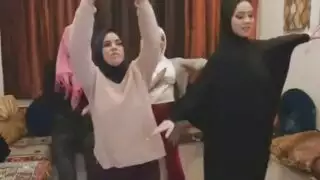 حارسات عربيات في مشهد إيلاج مزدوج في الولايات المتحدة