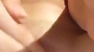 فتاة شابة تلمس كسها المشدود المبلل حتى الذروة