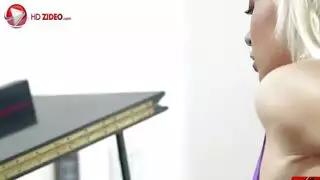 كوغر خبيرة تعطي مصة قوية للقضيب ثم تنكح بقوة بوضعية كلابية