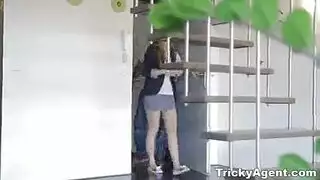 فتاة الجامعة الذكية تكشف عن نجمتها الإباحية في جلسة سكس صريحة