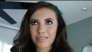 تعرية كيسي كالفيرت لثدييها ومؤخرتها الكبيرين