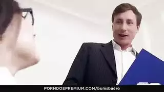 العاهرة المنحنية في المكتب تنحني وتنيك من المدير