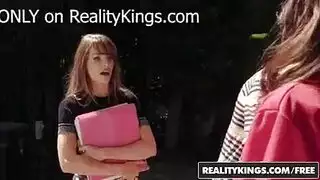 عاهرة ناضجة تتعرض للاختراق المزدوج من ثنائي شاب في جنس صريح