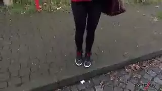 فوضى جنسية في السيارة مع شقراء هائجة بعد أن تفوت موعدها
