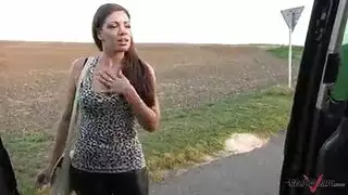 الفتاة المتأوهة تتعرض لضربات من الشاب المنحوت في المقعد الخلفي
